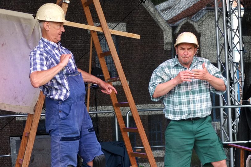 Das Wetter spielte nicht mit bei der ersten OpenAir-Veranstaltungen vor den Flottmannhallen nach der coronabedingten Schließung. im Bild:  Das Kindertheater Pappmobil mit dem Stück Drachen auf Baustelle Süd.