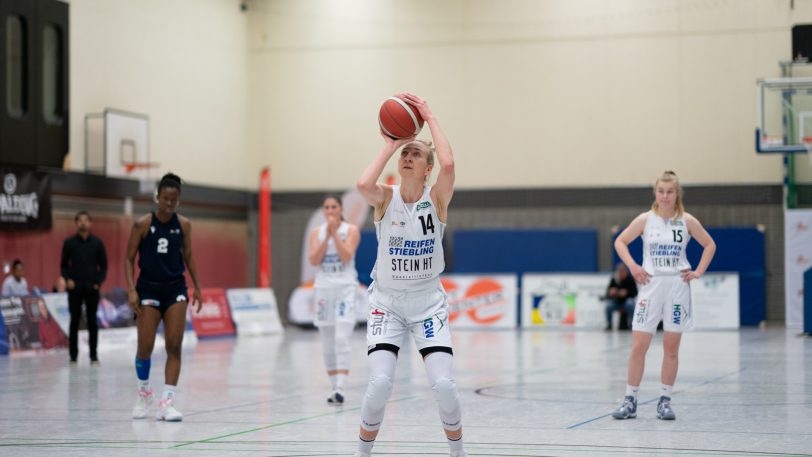 Die Basketballerinnen vom Herner TC gewinnen am Mittwoch (2.3.2022) mit 85:69 gegen die Capitol Bascats Düsseldorf. Am Ball Sofia Pelander