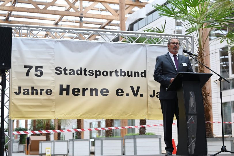 Der Vorsitzende des SSB Herne, Hans Peter Karpinski (hier bei der 75 Jahre SSB Feier im Jahr 2022), freut sich über die zwei neuen Kollegen im geschäftsführenden Vorstand sowie über die neue Good Governance-Beauftragte.