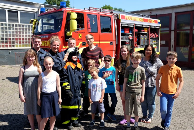 Eltern und Kinder zu Besuch bei der Feuerwehr.