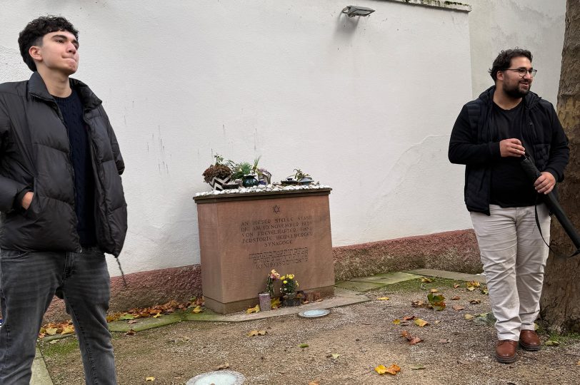 Mitglieder der Islamischen Gemeinde an der Stelle der ehemaligen Synagoge Heidelberg, die am 10.11.1933 von den Nazis zerstört wurde.