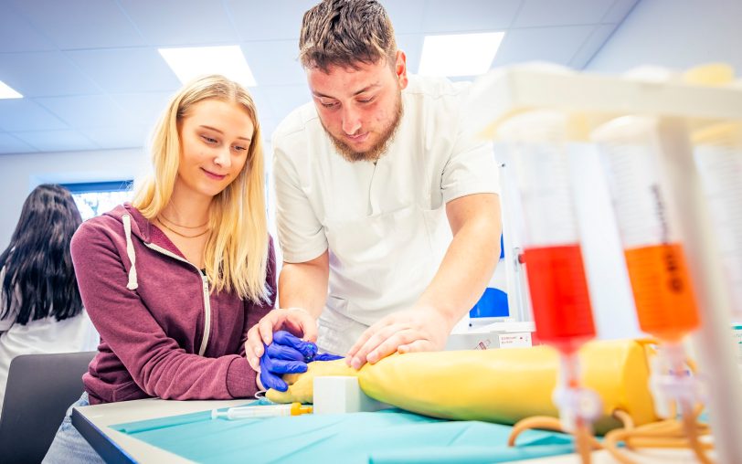 Beim Ausbildungsforum am St. Elisabeth Campus: Mithilfe der Auszubildenden konnten die Schüler aus einem Üb-Arm Blut abnehmen.