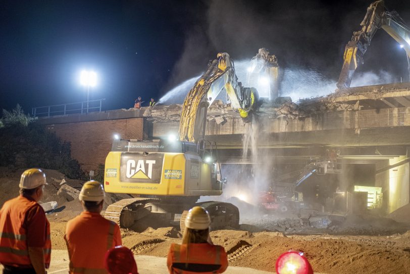 Nächtlicher Abbruch des westlichen Teil der Autobahnbrücke der A43 über die Forellstraße in Herne (NW), am Freitagabend (30.08.2019).