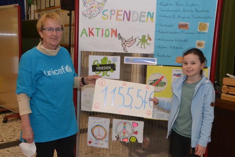 Susanne Schildknecht, Leiterin der Unicef-Arbeitsgruppe Recklinghausen, nahm die Spende in Höhe von 1.155,54 Euro von Luisa aus der 3a der Schillerschule entgegen.