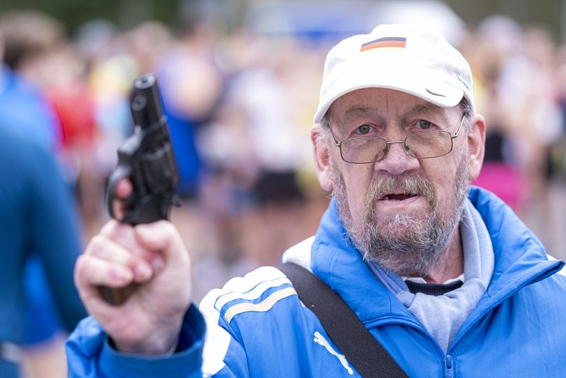 Der 43. Herner Silvesterlauf im Revierpark Gysenberg in Herne (NW), am Freitag (31.12.2021). Coronabedingt ohne Zuschauer und mit 2G. Im Bild: Starter Klaus Peter Grunwald (75).