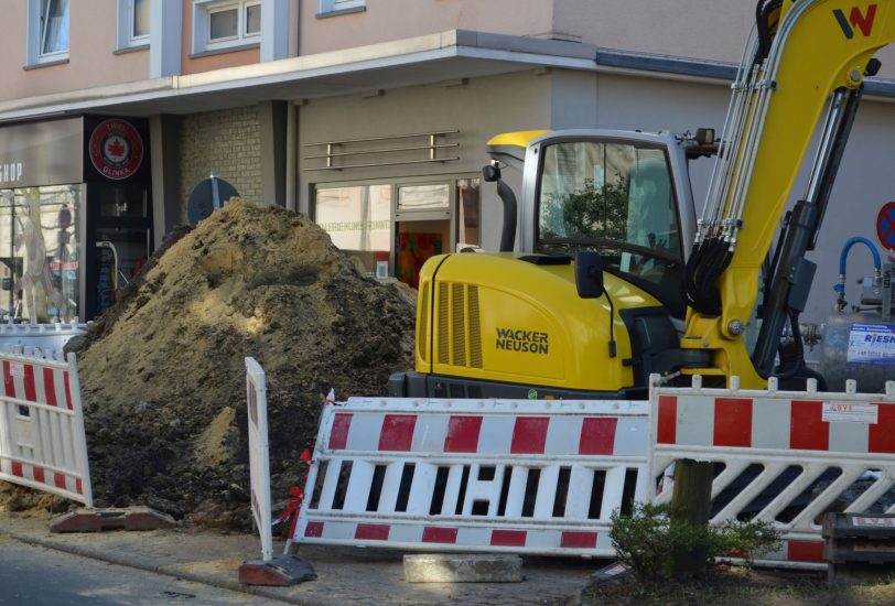 Kaum ein Durchkommen: Aus Herne-Mitte kommend verdeckt die Hochbunker-Baustelle den Blick auf den Eingang der Sodinger Galerie Kunstpunkt.