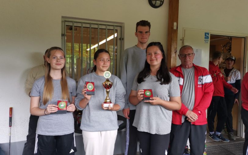 Als Schülermannschaft Westdeutscher Meister im Minigolf: Johanna Winterhoff, Isabella Gründer, Jan Dorny, Sonja Knoll und MGC-Jugendwart Joachim Garden.