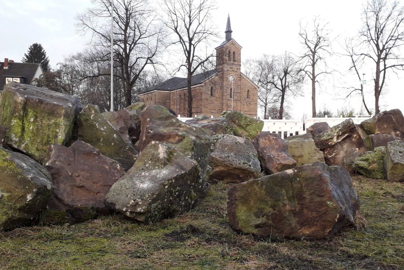 Bruchsteine riegeln den Cranger Kirmes Platz ab.