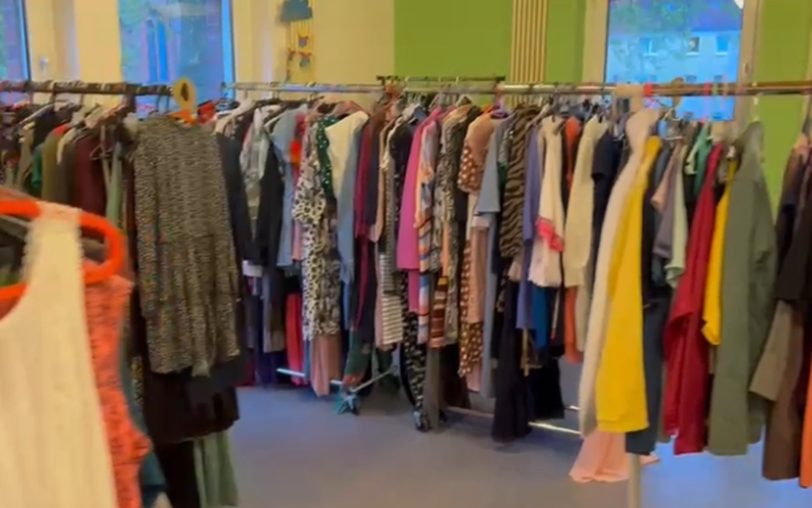 Im Gemeindehaus St. Marien an der Bismarckstraße gibt es einen Abgabeflohmarkt für Secondhand-Kleidung, Taschen und mehr.