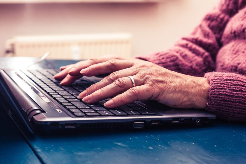 Aufgrund der Corona-Pandemie bietet die AOK den Kursus „Pflegen zu Hause“ online als E-Learning-Angebot an.