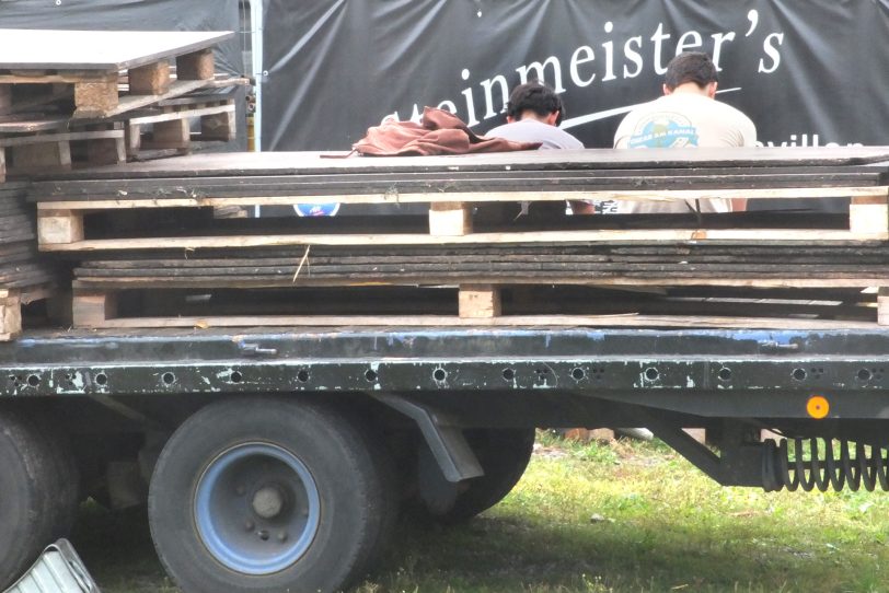 Pause beim Aufbau am 21. Juli 2025 auf dem Platz in Crange.