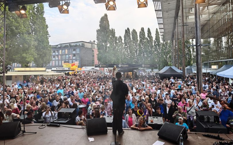 Beim Benefizfest vom Herner Förderturm gab es am Freitag und Samstag (25./26.7.2025) einen vollen Platz vor der Bühne an der Akademie Mont-Cenis - dazu gab es Musik, Herz und Familienatmosphäre.