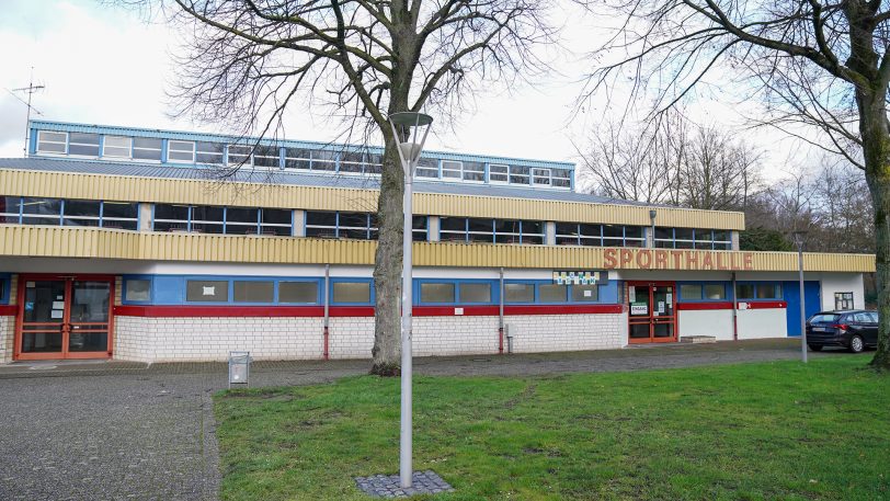 In der Sporthalle am Gysenberg, in dem zwischenzeitlich das Impfzentrum beheimatet war, kommt nun der Rat der Stadt zusammen.