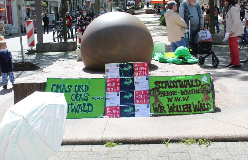 Infostand vor dem Kugelbrunnen.