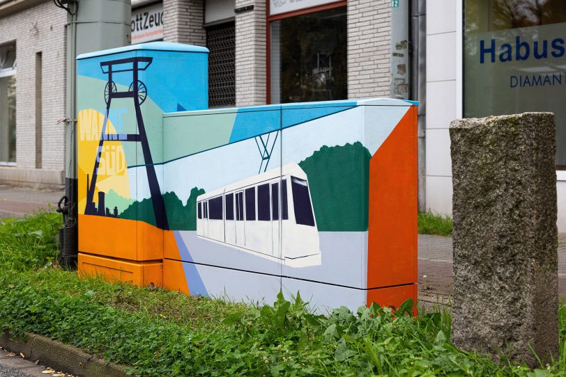 Graffiti-Künstler Maurizio Bet besprüht Stromkästen nach Ideen der Anwohnern.