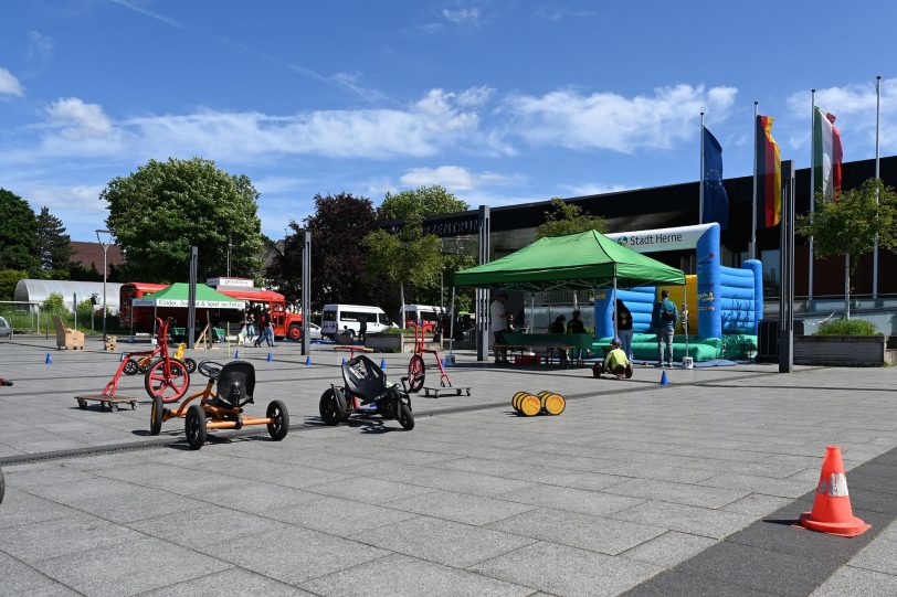 Spiel und Spaß auf dem Außengelände vor dem Kulturzentrum.
