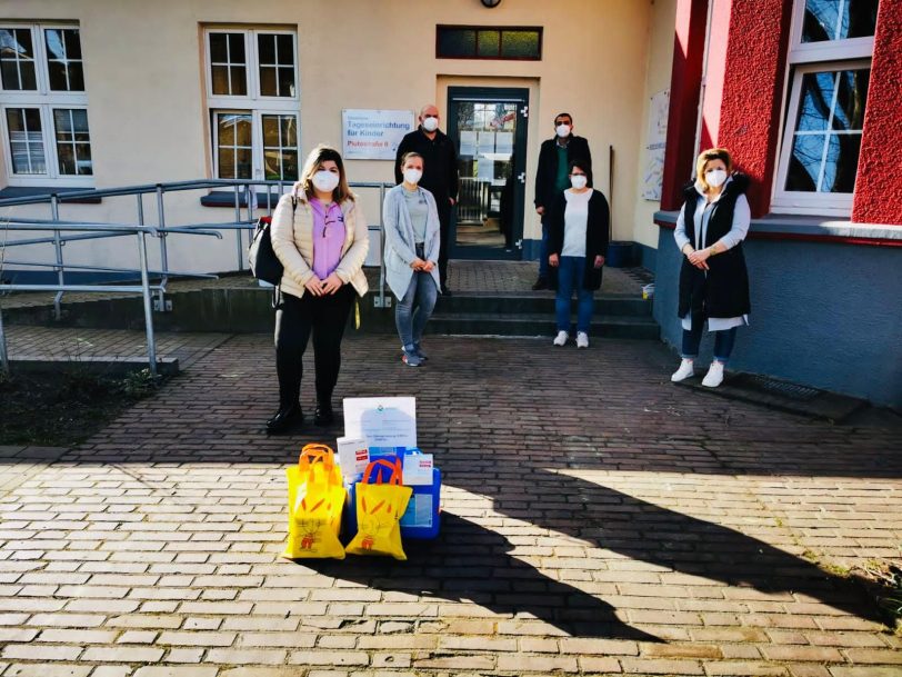 Emek Öner, Ibrahim Baltaci und drei Kita-Mitarbeiterinnen bei einer der Spendenübergaben.