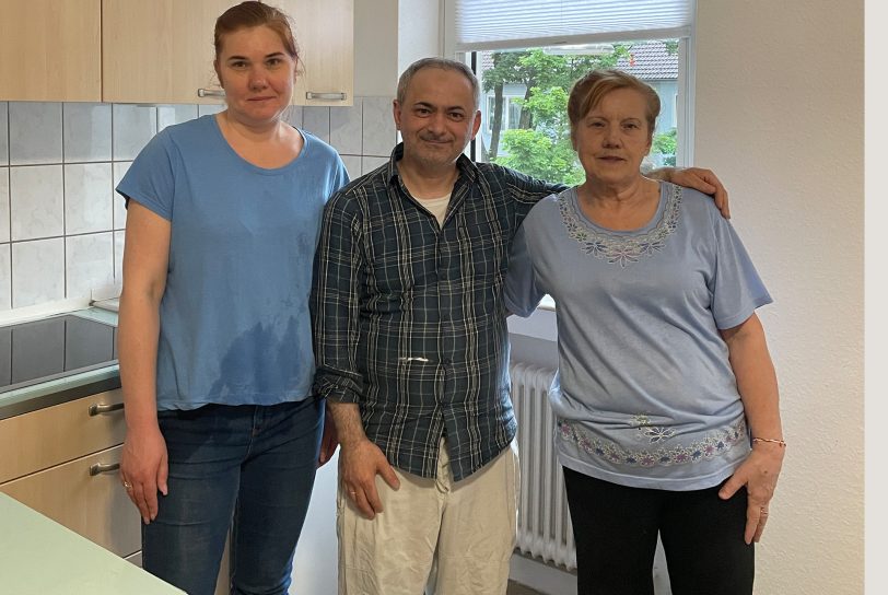 Tuncay Nazik in der Mitte, rechts die ältere ukrainische Frau, für die die Jungen aus der Islamischen Gemeinde im Mai 2024 den Umzug stemmten.