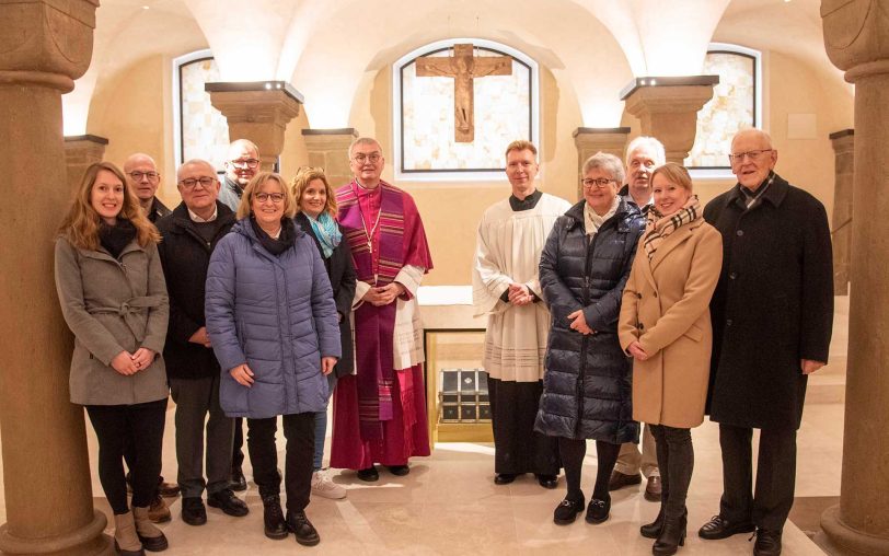 Am Freitag (1.3.2024) wurde Dr. Nils Petrat (5.v.r.) feierlich in der Krypta des Hohen Doms zu Paderborn als Pfarrer für die Pfarrei St. Dionysius von Prälat Thomas Dornseifer (7.v.l.) „installiert“.