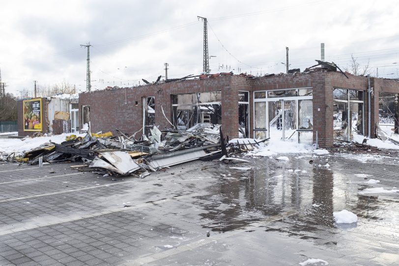 Kräfte der Berufs- und der Freiwilligen Feuerwehr wurden bei den Löscharbeiten durch das THW unterstützt.