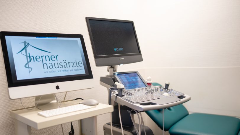 Die Praxis ist mit modernen Geräten ausgestattet.