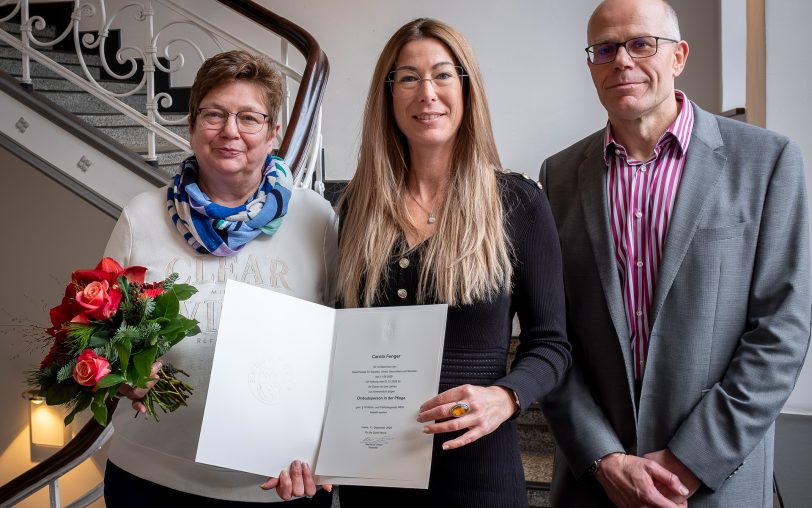 Sie ist die neue Ombudsperson für Pflegeeinrichtungen: Carola Fenger (li.). Mit dabei sind Stadträtin Stephanie Jordan (Mitte) und Dirk Lehnert, Abteilungsleiter Wohnungswesen aus dem Fachbereich Soziales bei der Übergabe der Urkunde.