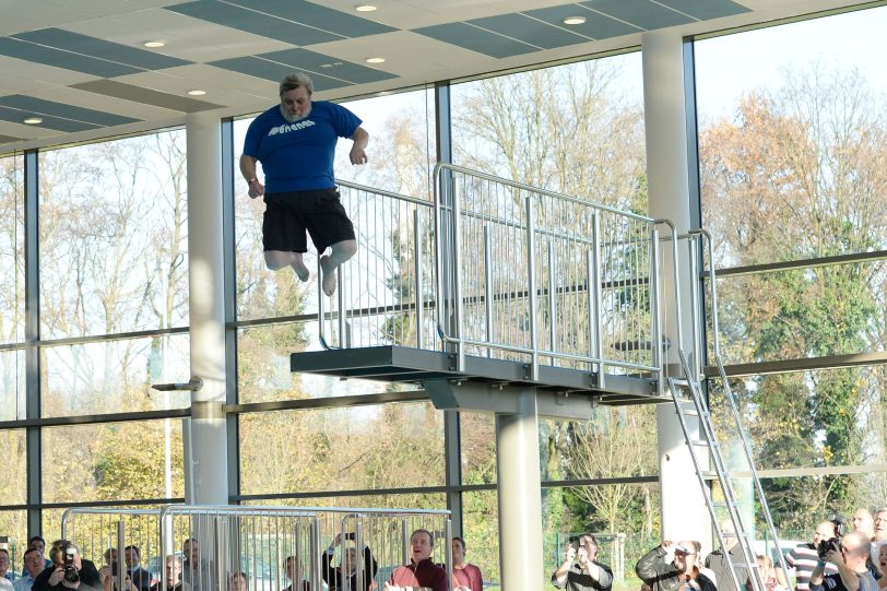 Bürgermeister Erich Leichners Sprung in das neue Becken.