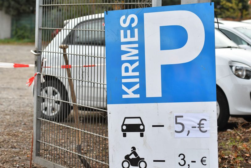 Zur Cranger Kirmes gibt es häufig wenige Parkplätze - mittlerweile kosten privat vermietete dann schon 10 Euro pro Auto (Archivbild).