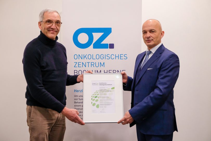 Die Zentrumsleiter mit dem offiziellen Zertifikat der Deutschen Krebsgesellschaft: Prof. Dr. Dirk Behringer (l.) und Dr. Erich Hecker.