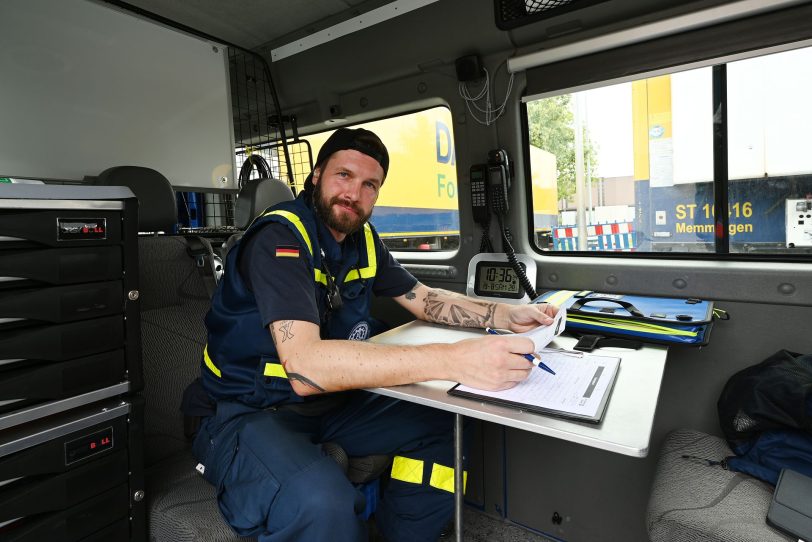 Christopher Kroll im Einsatzleitwagen des THW.