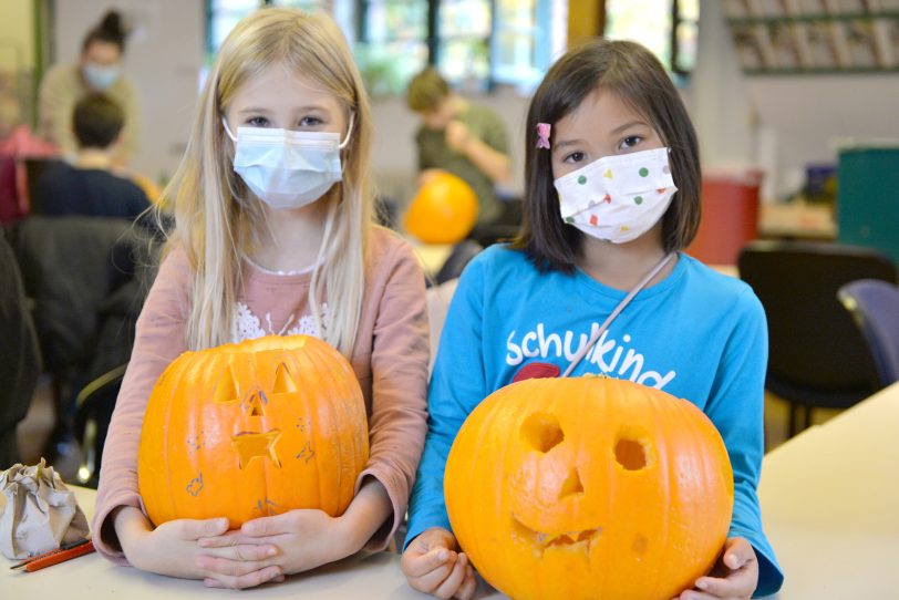 v.l. Paulina und Lia beide 7 Jahre alt haben die freundliche Variante der Spuk.Kürbisse geschnitzt.