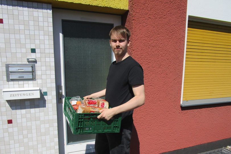 Das DRK unterstützt gemeinsam mit der Herner Tafel bedürftigen Menschen, die in ihrer Mobilität eingeschränkt sind und nicht selbstständig die Herner Tafel aufsuchen können.