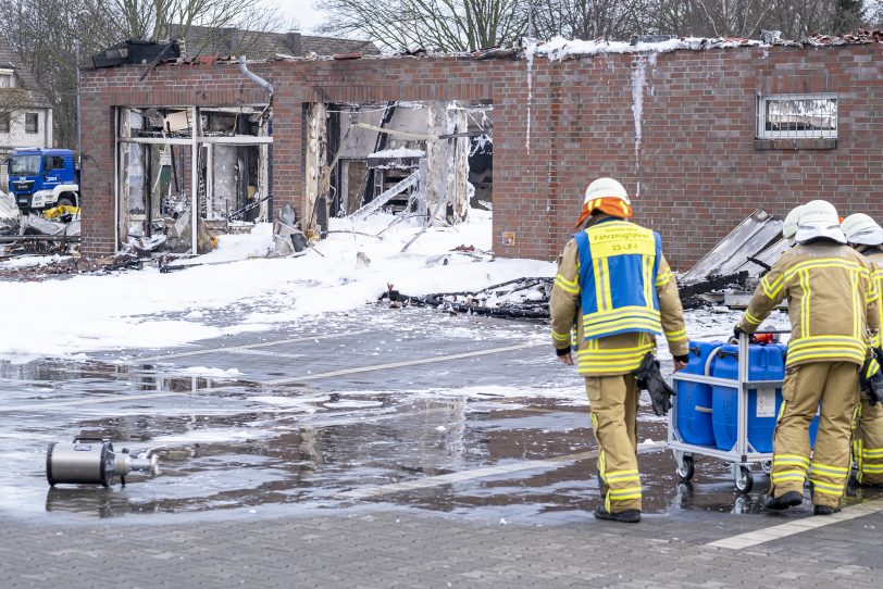 Durch einen Brand wurde am Samstagmorgen (31.01.2021) der Netto-Markt an der Berliner Straße in Herne (NW) komplett zerstört. Kräfte der Berufs- und der Freiwilligen Feuerwehr wurden bei den Löscharbeiten durch das THW unterstützt. Die Polizei ermittelt wegen des Verdachts auf Brandstiftung.