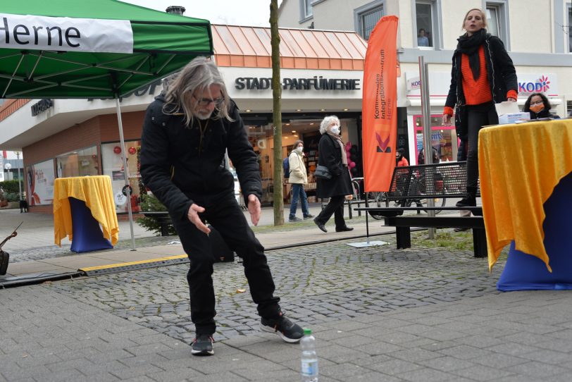 Das Improtheater Emscherblut gastierte auf Einladung von MAIKE (Herner Mädchenarbeitskreis) am Internationalen Tag gegen Gewalt gegen Frauen (25.11.) auf der Bahnhofstraße, Schüler des Otto-Hahn-Gymnasiums und des Mulvany Berufskolleg waren ebenfalls eingeladen dabei zu sein und fungierten als Stichwortgeber.