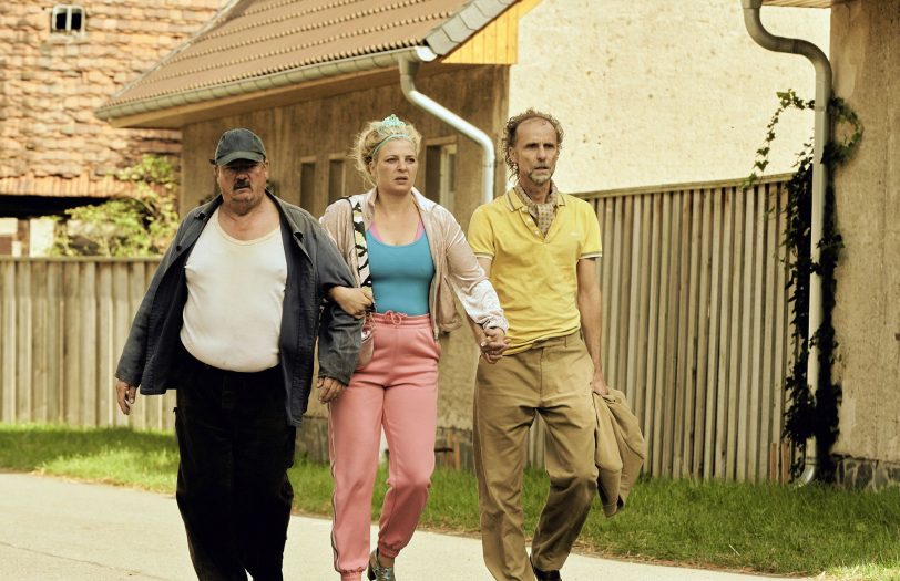 Tina (Jördis Triebel), Bernd Schlüter (Jan Georg Schütte) und Bauer Herrmann (Peter Kurth) sagen der Wasserknappheit in Klein-Schappleben den Kampf an.