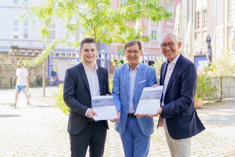 OB Dr. Frank Dudda (m.) erhält den Förderbescheid von Regierungspräsident Heinrich Böckelühr (r.) und Tobias Klad (l.) von der BR Arnsberg.