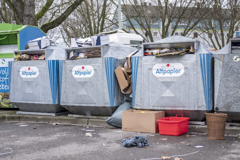 Überquellende Altpapiercontainer vor Weihnachten 2017.