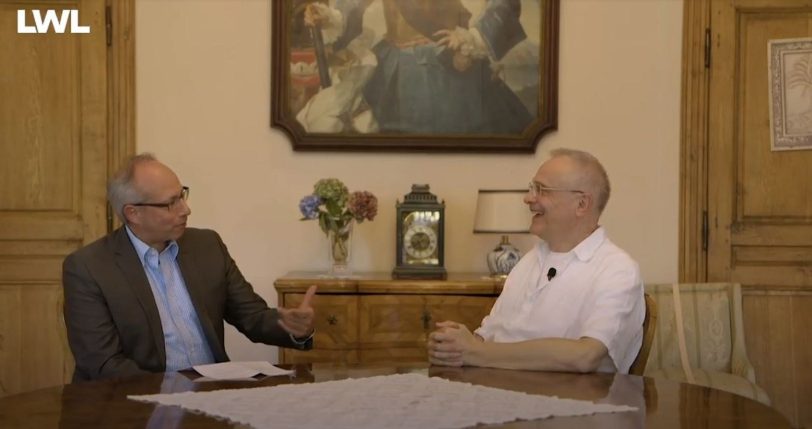LWL-Direktor Matthias Löb (l.) und Preisträger Michael Roes diskutieren im Film über die Arbeiten des Preisträgers.