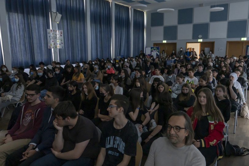 Die Aula war prall gefüllt.