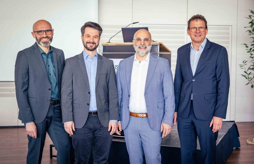 Dr. Viktor Rempel (l.), Chefarzt der Klinik für Gastroenterologie, Dr. Nurettin Albayrak (3. v. l.), Chefarzt der Klinik für Allgemein- und Viszeralchirurgie des St. Anna Hospital Herne, Prof. Dr. Christian Baues (2. v. l.), Direktor der Klinik für Strahlentherapie und Radio-Onkologie, und Prof. Dr. Dirk Strumberg (r.), Direktor der Medizinischen Klinik III – Hämatologie / Onkologie des Marien Hospital Herne – Universitätsklinikum der Ruhr-Universität Bochum informierten über das Behandlungsspektrum des Viszeralonkologischen Zentrums.
