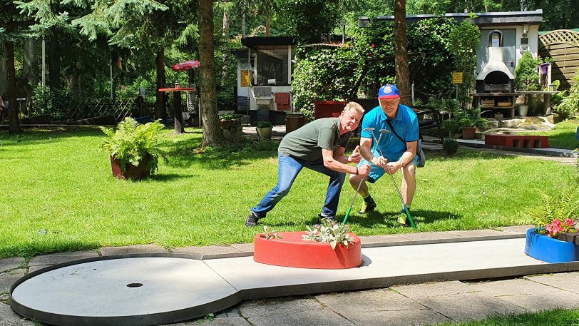 Pächter Jürgen Glowzak (li.) mit Michael Reitemeier vom MGC RW Wanne-Eickel.