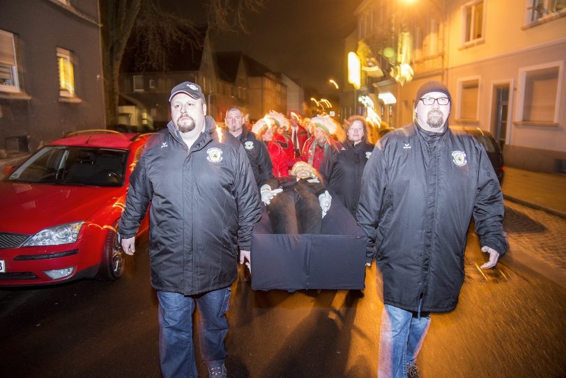 Der Bacchus wurde von Mitgliedern der 1. HeKaGe am Veilchendienstag (28.2.2017) zu Grabe getragen.
