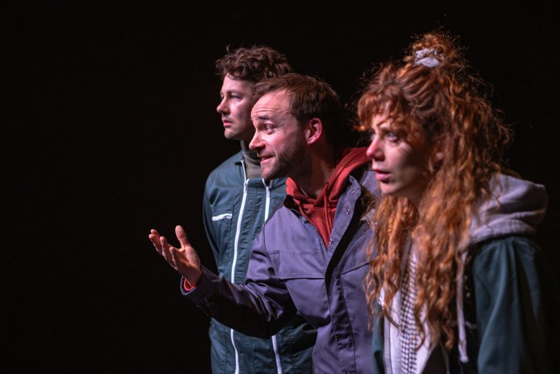 Tim-Fabian Hoffmann, Nicolas Martin und Laura Thomas (v.l.) als Raumschiff-Crew auf dem Weg zu Mutter Erde.