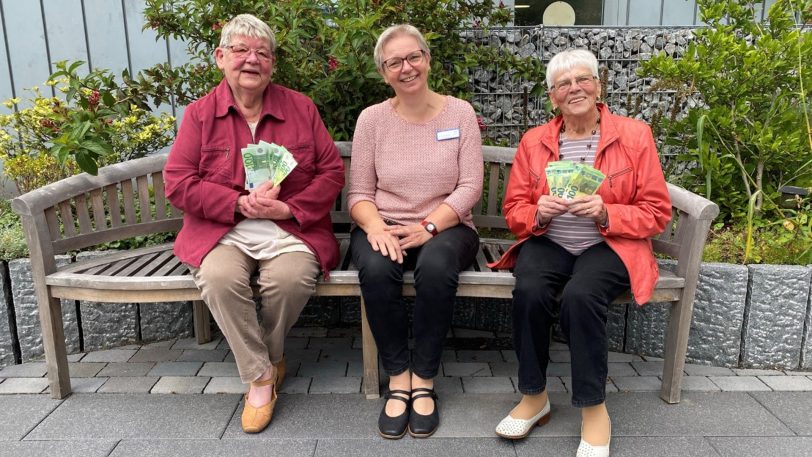 Eine feste Bank ist die Frauenhilfe Börnig seit fast 30 Jahren, wenn es um die Unterstützung der Palliativstation im EvK Herne geht. Jetzt übergaben die 1. Vorsitzende Karin Stach (links) und Schatzmeisterin Ruth Kastilan (rechts) eine Spende über 1.200 Euro an Karola Rehrmann (Mitte), Krankenhausseelsorgerin und Koordinatorin beim Ambulanten Hospizdienst Herne.