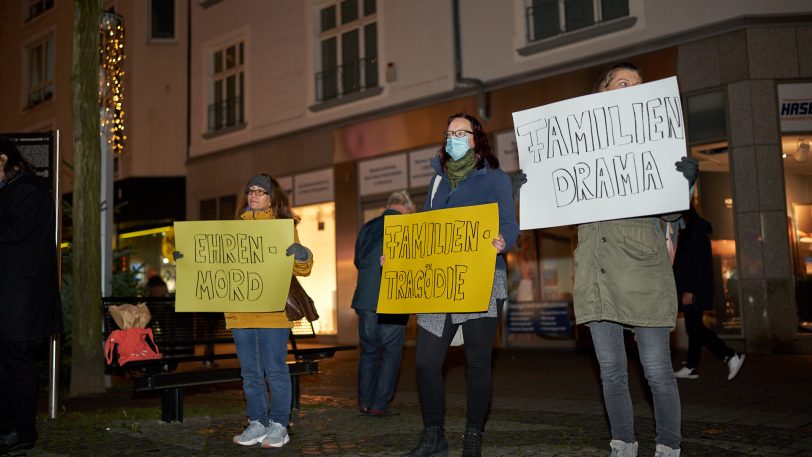 Friedensgebet zum Internationalen Tag Gegen Gewalt gegen Frauen - vor der Kreuzkirche.