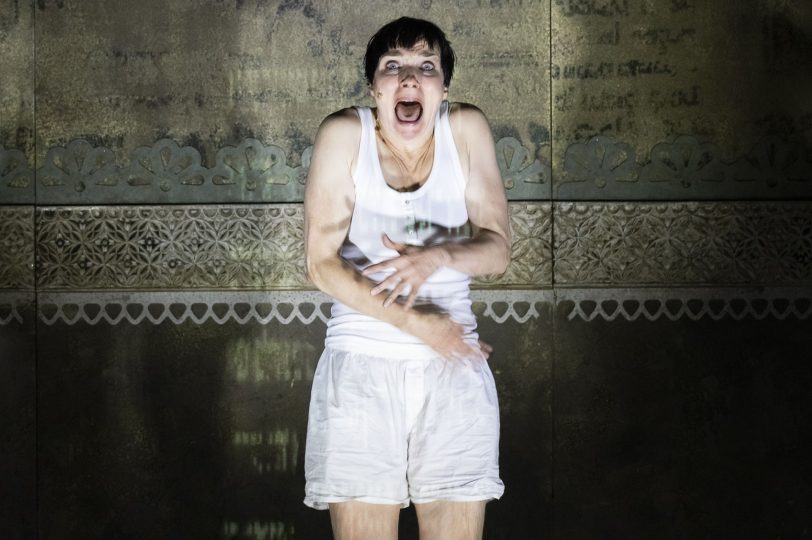 Barrie Koskys fulminante Auseinandersetzung mit Kafkas Judentum, hier Kathrin Wehlisch als Josef K., kommt vom Berliner Ensemble ins Theater Marl.