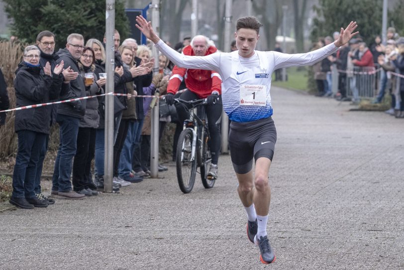 Der 41. Herner Silvesterlauf im Gysenberg: Zieleinlauf von Sieger Marius Probst.
