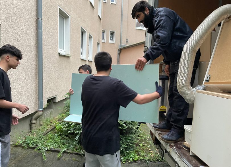 Muslimische Jugend im Mai 2024: Abbau, Transport und Aufbau von Möbeln für eine ukrainische Oma.
