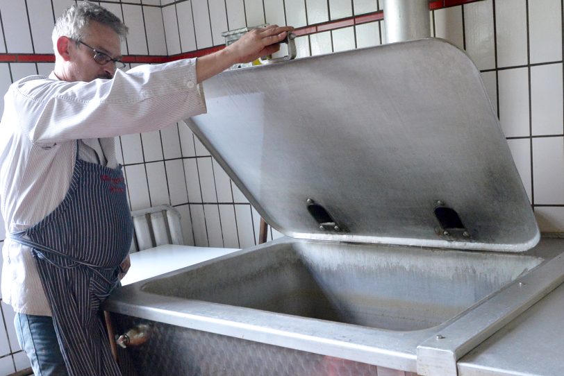 Metzgermeister Rainer Weber in seiner Wurstküche am Brühkessel.