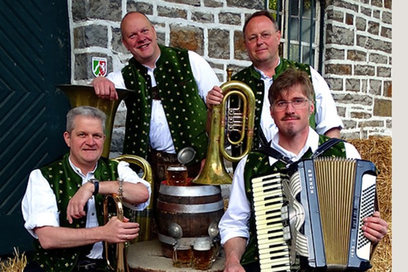 Die Sauerländischen Wirtshaus Musikanten spielen beim Oktoberfest im Dorf Holthausen.